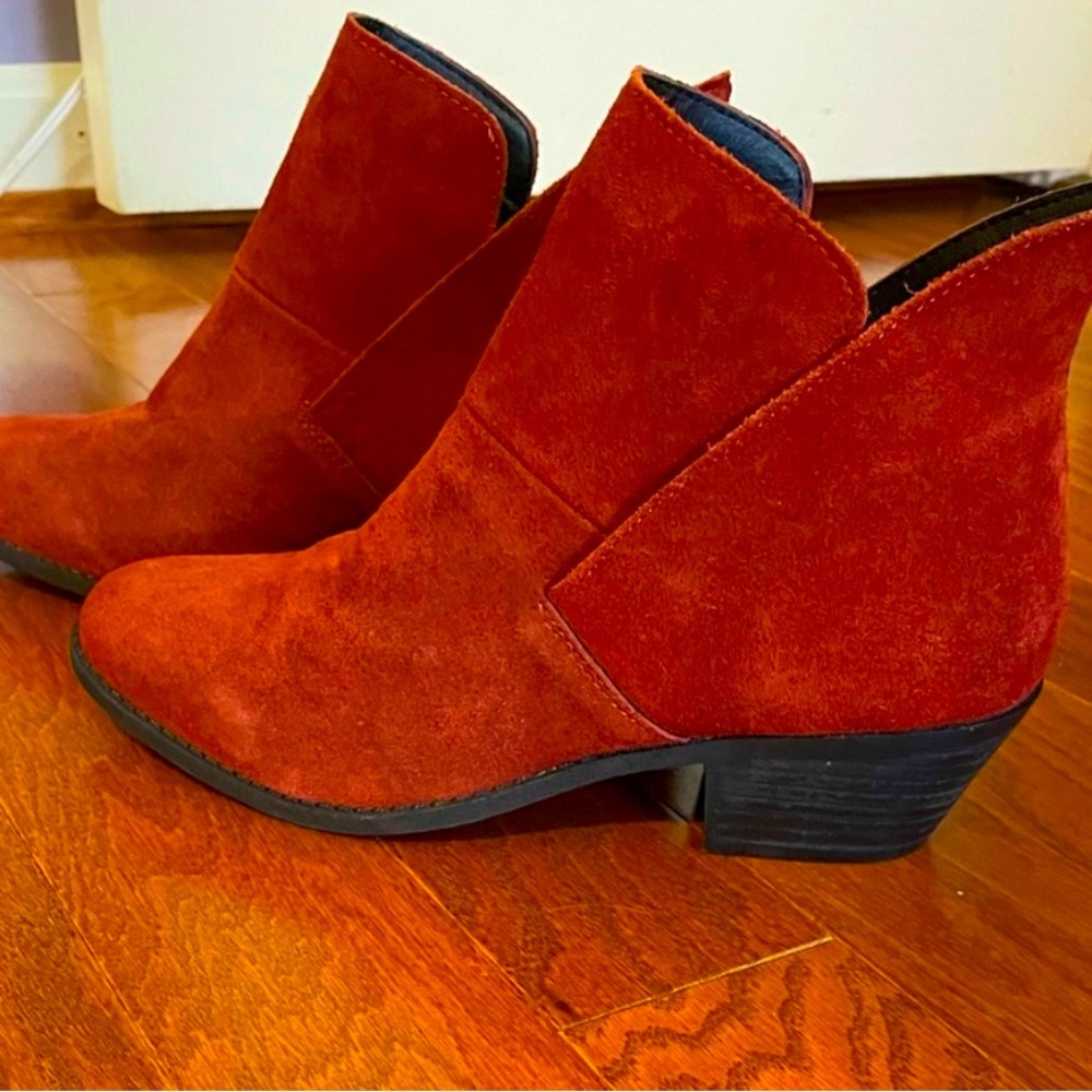 Me Too Zena Ankle Boot, size 7.5 NWOB